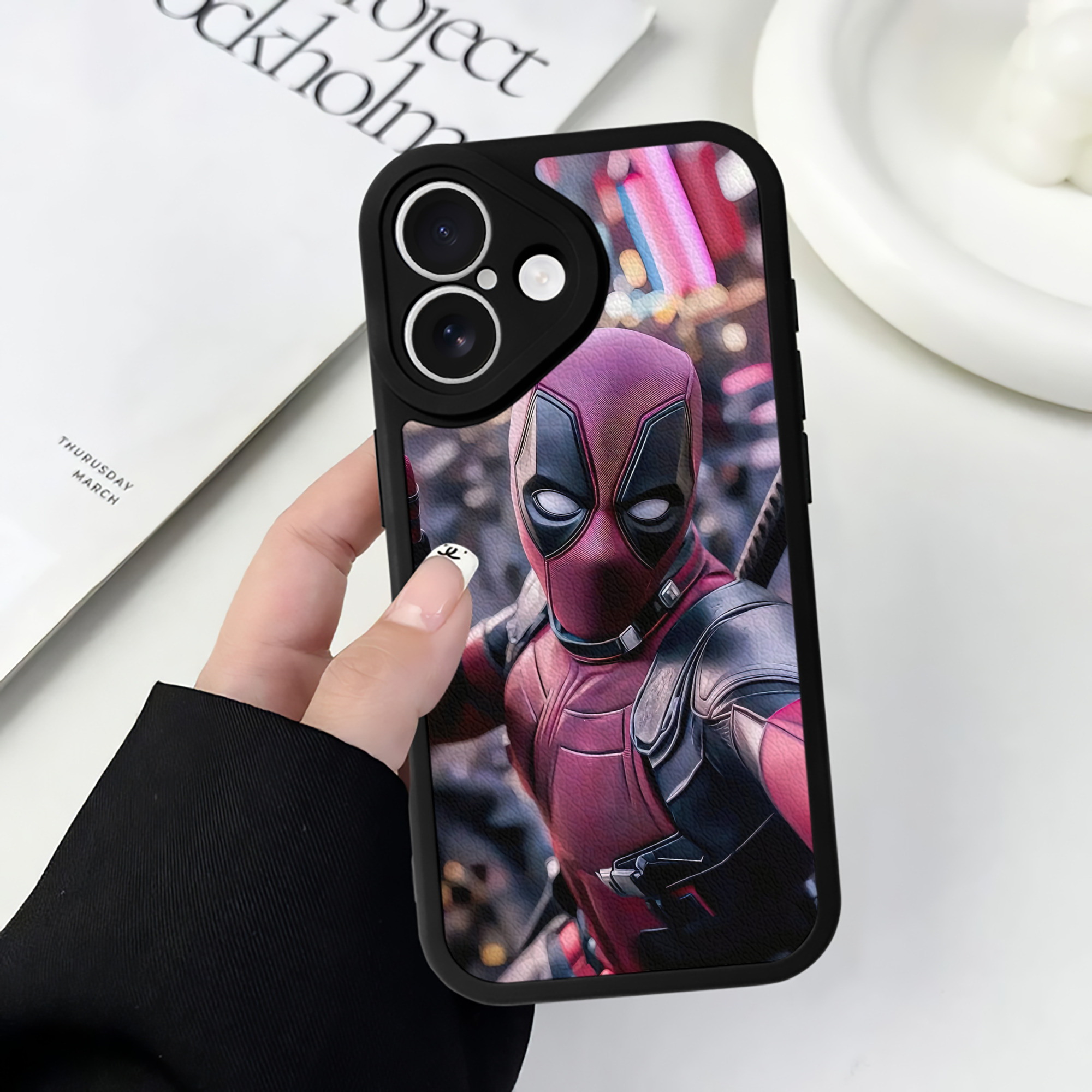 （画像用） Deadpool デッドプール 【iPhone 16シリーズ対応】シリコンスマホケース（レザー調） 材質：シリコン